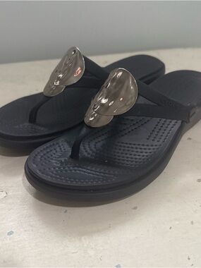 Crocs Women’s Sanrah Hammered Circle Wedge Sandals - Sz. 8